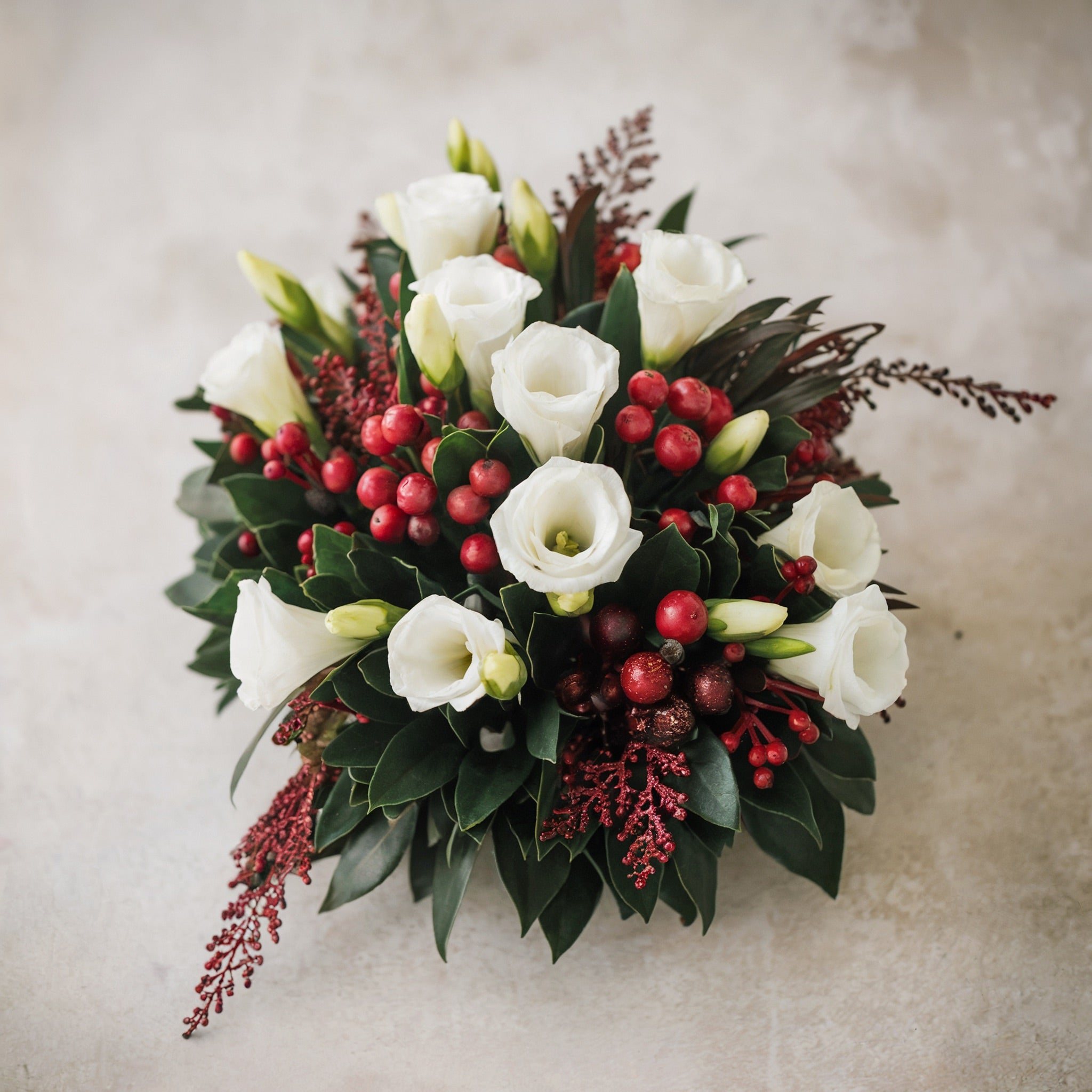 SERENITÀ FESTIVA - Composizione con Lisianthus, Bacche e Decorazioni Natalizie