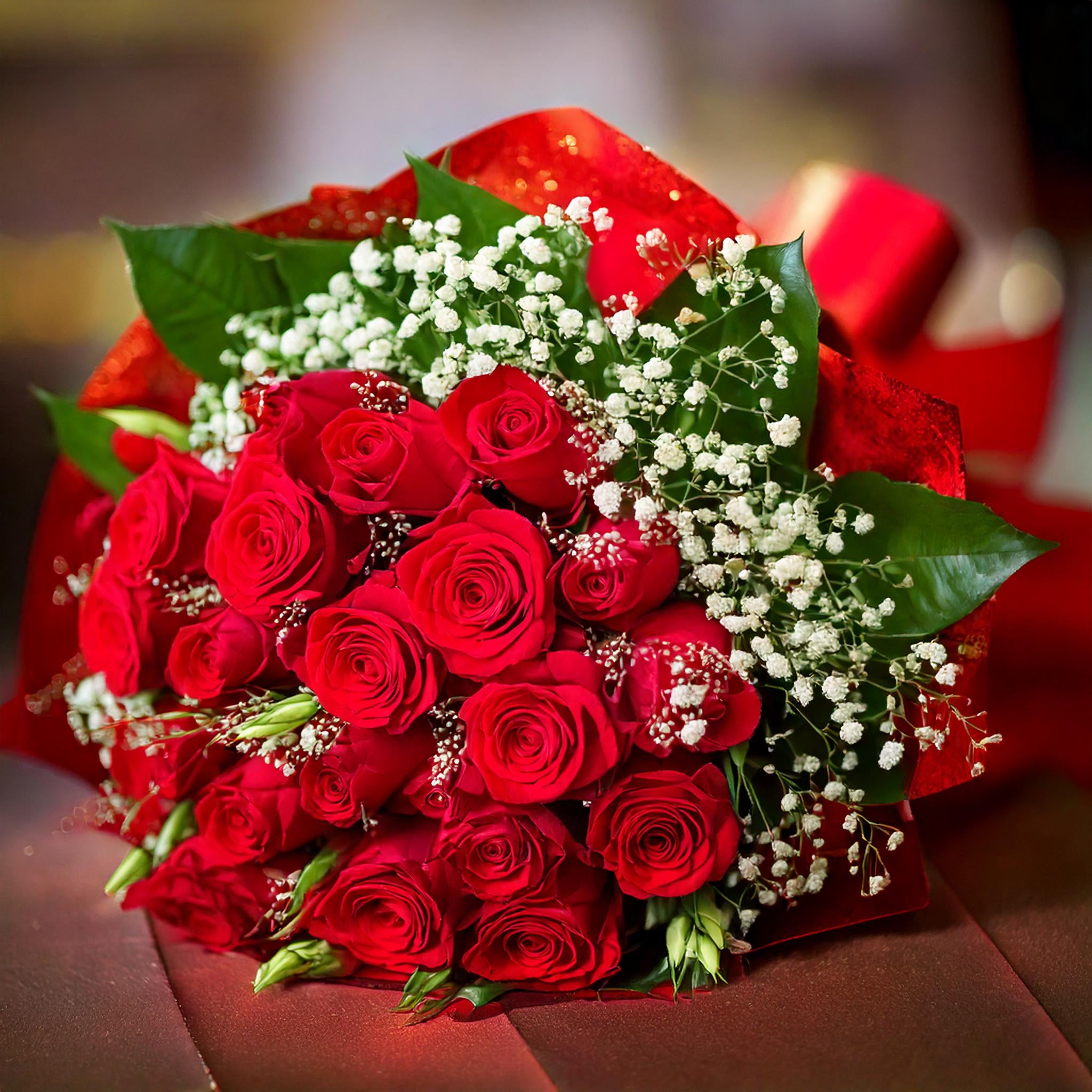 Il romantico Bouquet di roselline rosse e gipsofila