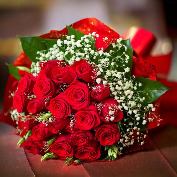 9 roselline rosse con verde e gypsophila. | Consegna Fiori a Domicilio per ANNIVERSARIO, Best Seller, Compleanno, Festa del Papà, Festa della Donna, Festa della Mamma, Laurea