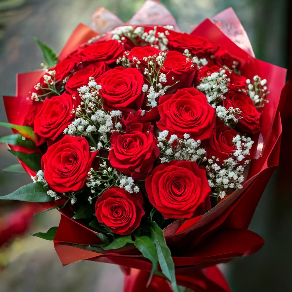 9 roselline rosse con verde e gypsophila. | Consegna Fiori a Domicilio per ANNIVERSARIO, Best Seller, Compleanno, Festa del Papà, Festa della Donna, Festa della Mamma, Laurea, SAN VALENTINO