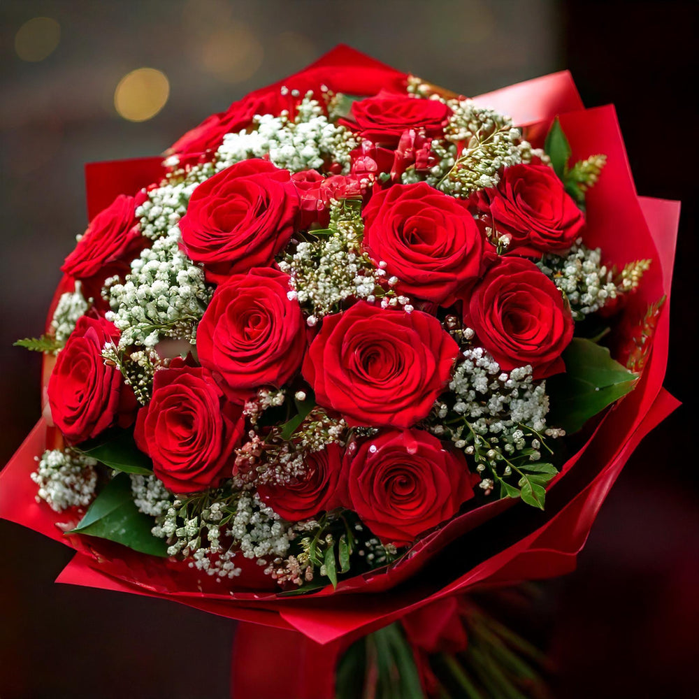 9 roselline rosse con verde e gypsophila. | Consegna Fiori a Domicilio per ANNIVERSARIO, Best Seller, Compleanno, Festa del Papà, Festa della Donna, Festa della Mamma, Laurea, SAN VALENTINO