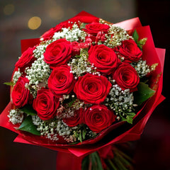 Il romantico Bouquet di roselline rosse e gipsofila