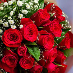 Il romantico Bouquet di roselline rosse e gipsofila