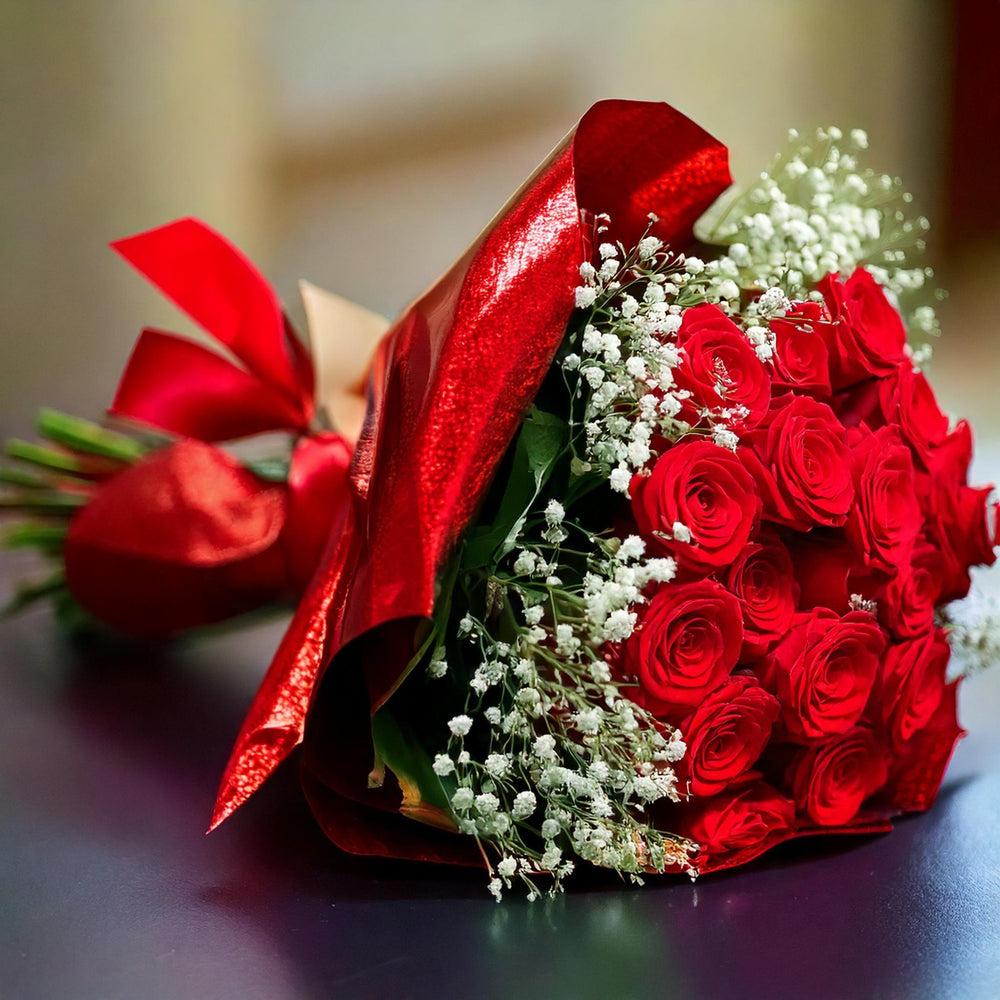 9 roselline rosse con verde e gypsophila. | Consegna Fiori a Domicilio per ANNIVERSARIO, Best Seller, Compleanno, Festa del Papà, Festa della Donna, Festa della Mamma, Laurea, SAN VALENTINO