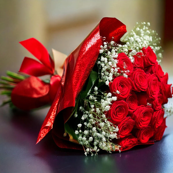 9 roselline rosse con verde e gypsophila. | Consegna Fiori a Domicilio per ANNIVERSARIO, Best Seller, Compleanno, Festa del Papà, Festa della Donna, Festa della Mamma, Laurea, SAN VALENTINO