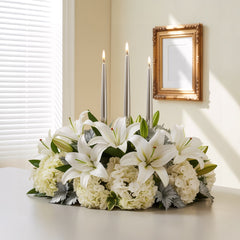 LUMINOSITÀ NATALIZIA – Centrotavola di Lilium e Fiori Bianchi con Candele
