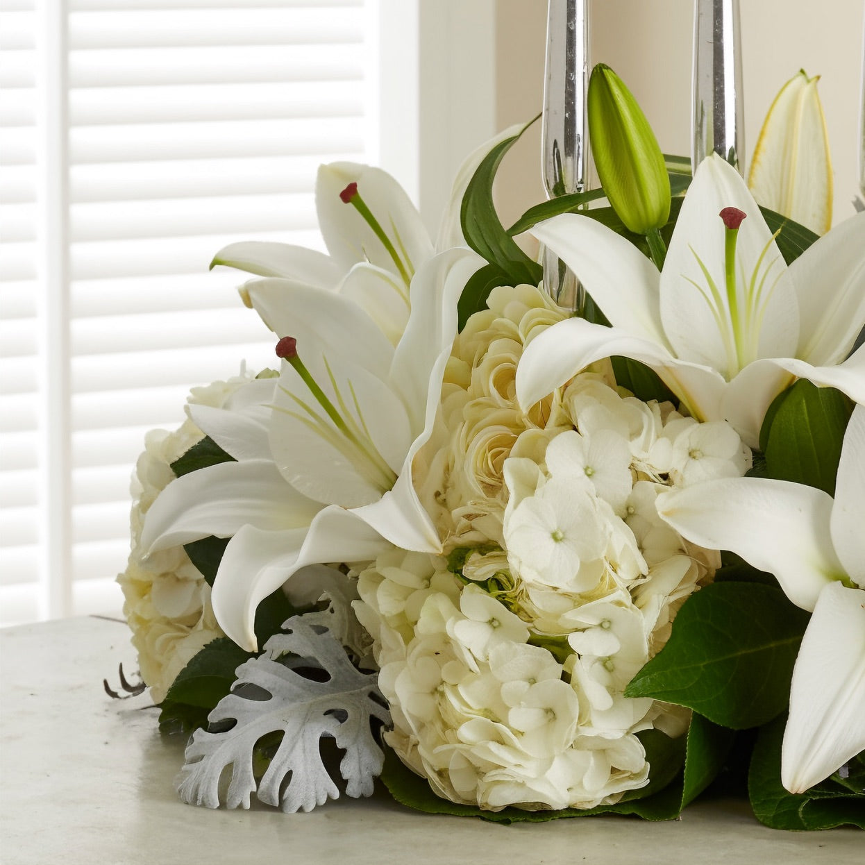 LUMINOSITÀ NATALIZIA – Centrotavola di Lilium e Fiori Bianchi con Candele