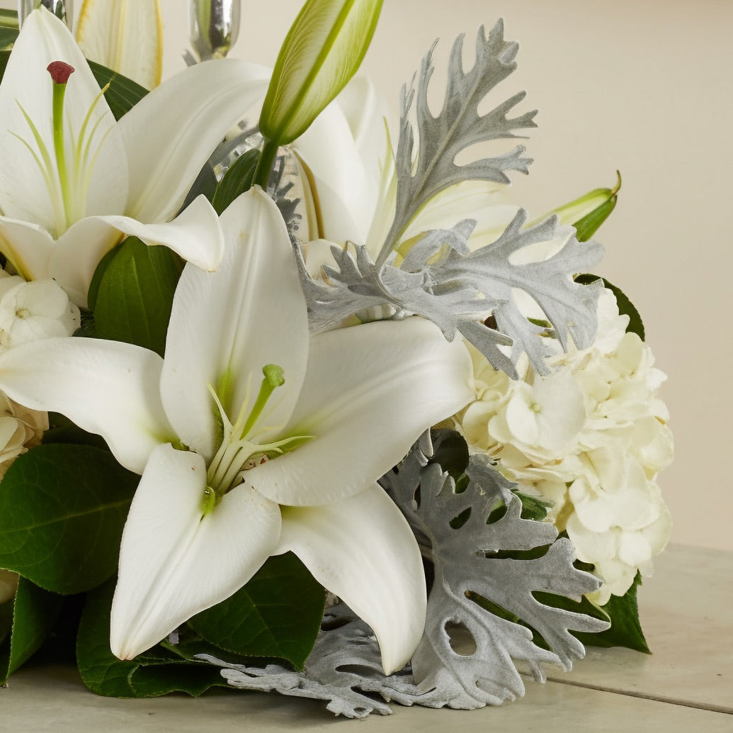 LUMINOSITÀ NATALIZIA – Centrotavola di Lilium e Fiori Bianchi con Candele