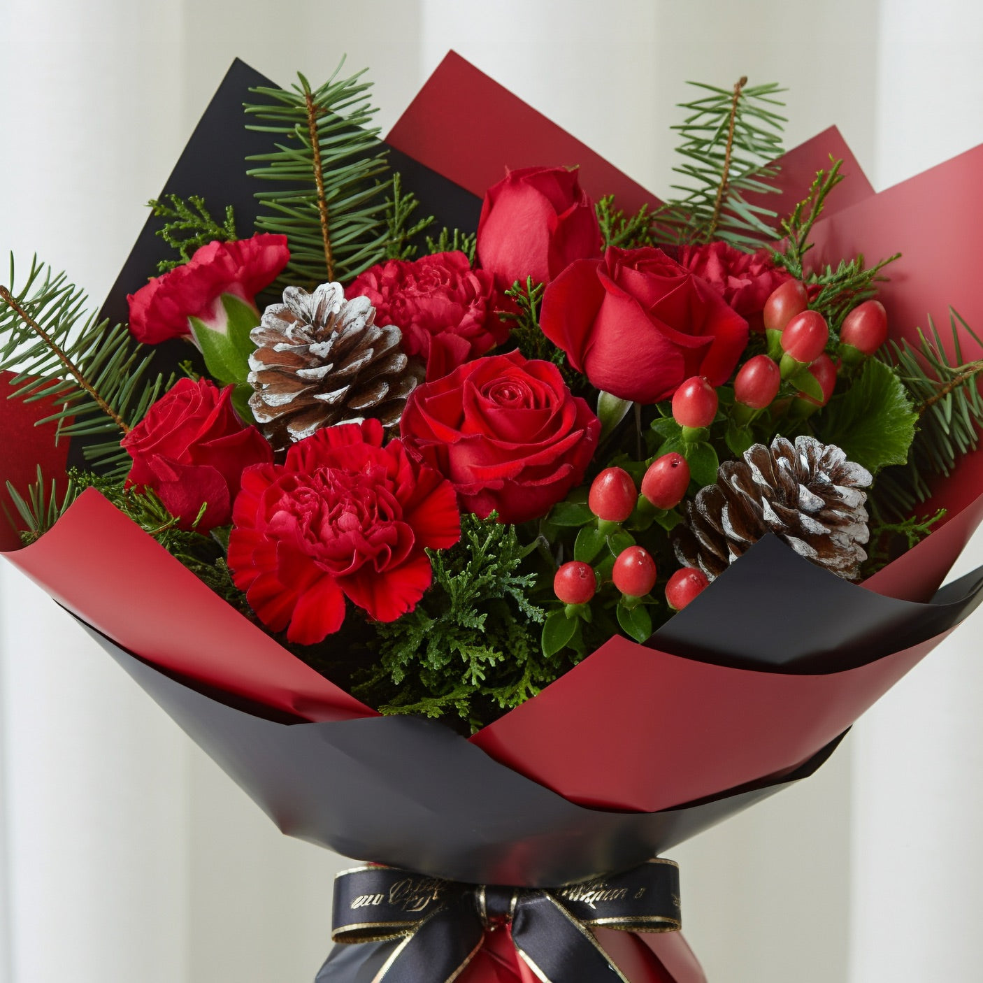 MAGIA NATALIZIA – Bouquet di Rose Rosse e Decorazioni Festive