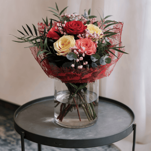 Bouquet piccolo di Rose Rosse, Gialle, Arancio, Verde e Gypsophila | Consegna Fiori a Domicilio per 