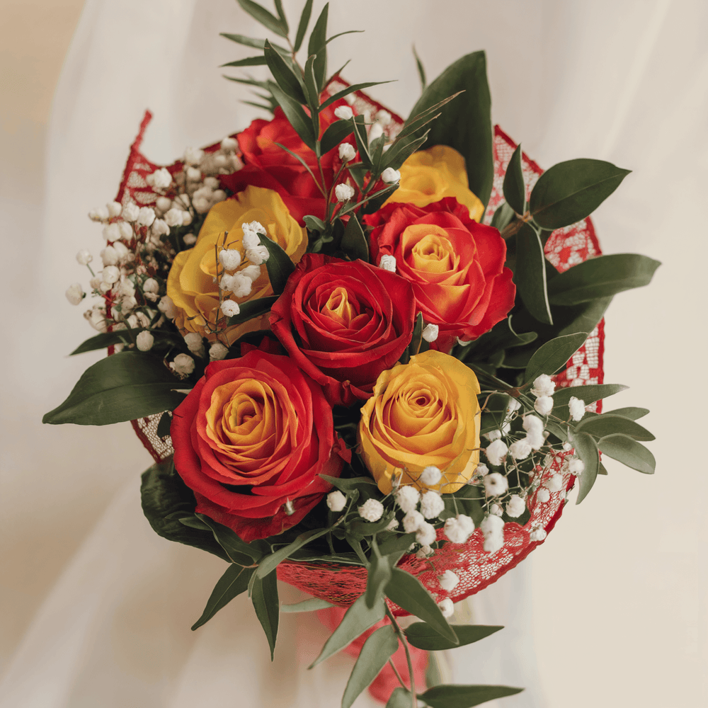 Bouquet piccolo di Rose Rosse, Gialle, Arancio, Verde e Gypsophila | Consegna Fiori a Domicilio per 