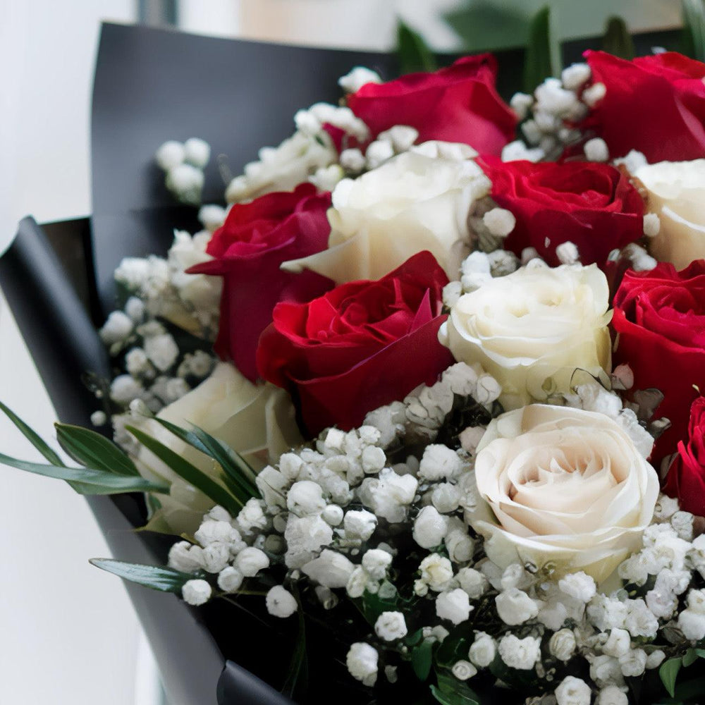 Bouquet piccolo Rose Bianche e Tossa (Colore a scelta del Fiorista) | Consegna Fiori a Domicilio per CONDOGLIANZE