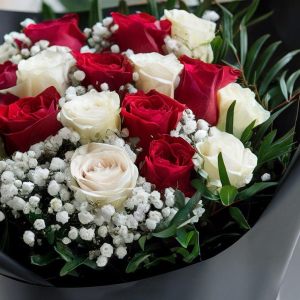 Bouquet piccolo Rose Bianche e Tossa (Colore a scelta del Fiorista) | Consegna Fiori a Domicilio per CONDOGLIANZE