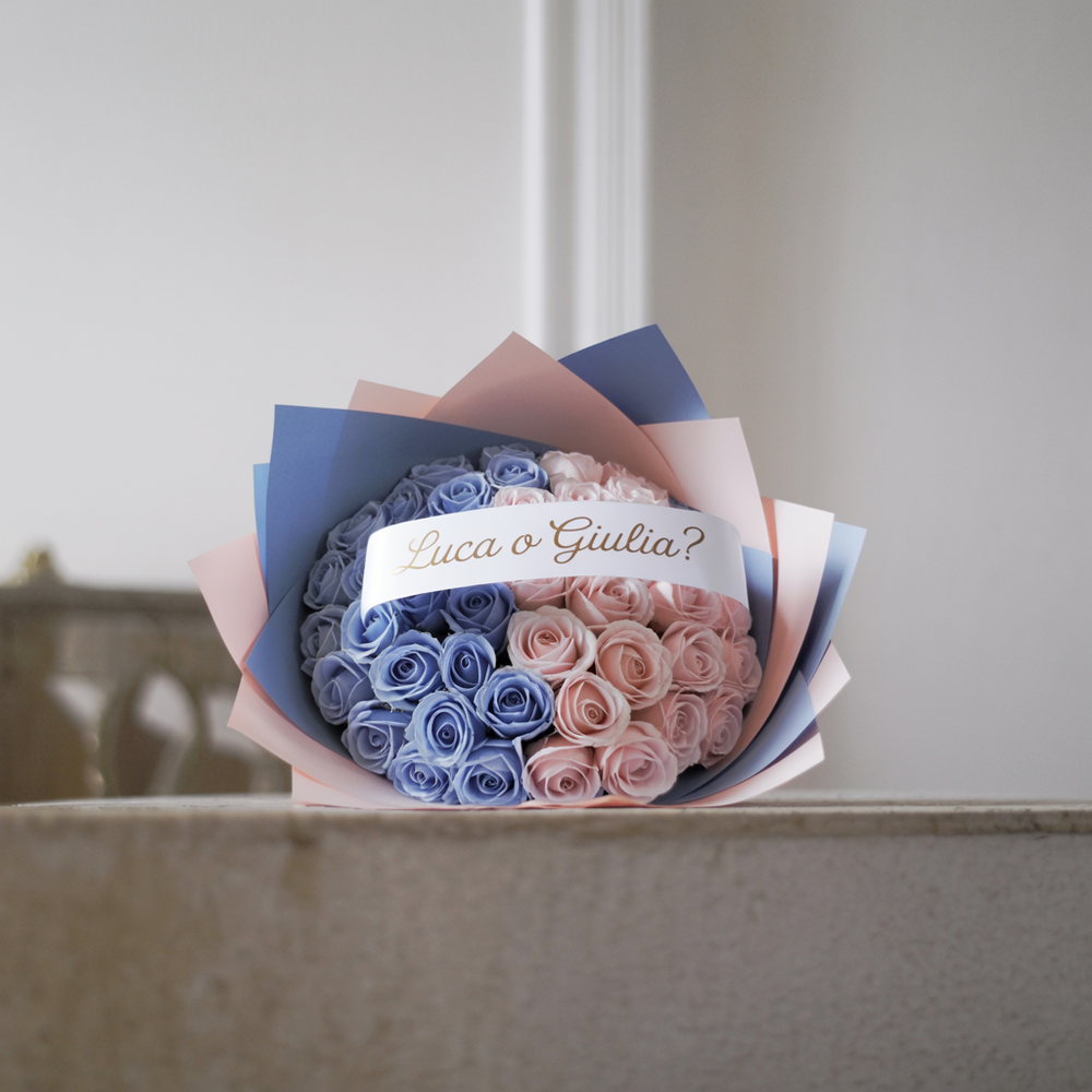 Bouquet piccolo composto da rose rosa e celesti | Consegna Fiori a Domicilio per Gender Reveal, Nascita