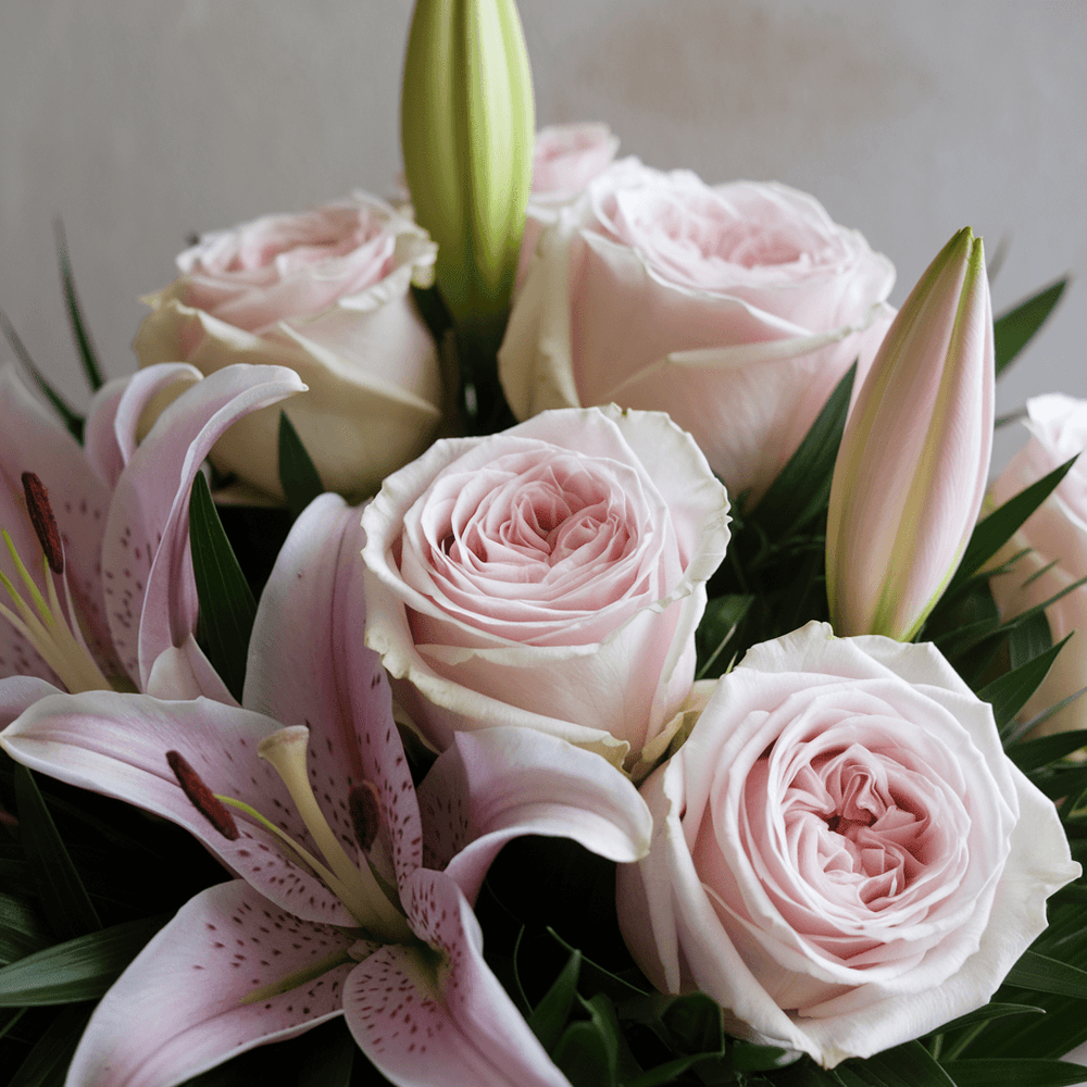 Bouquet Piccolo di Rose Rosa e Lilium | Consegna Fiori a Domicilio per CONDOGLIANZE