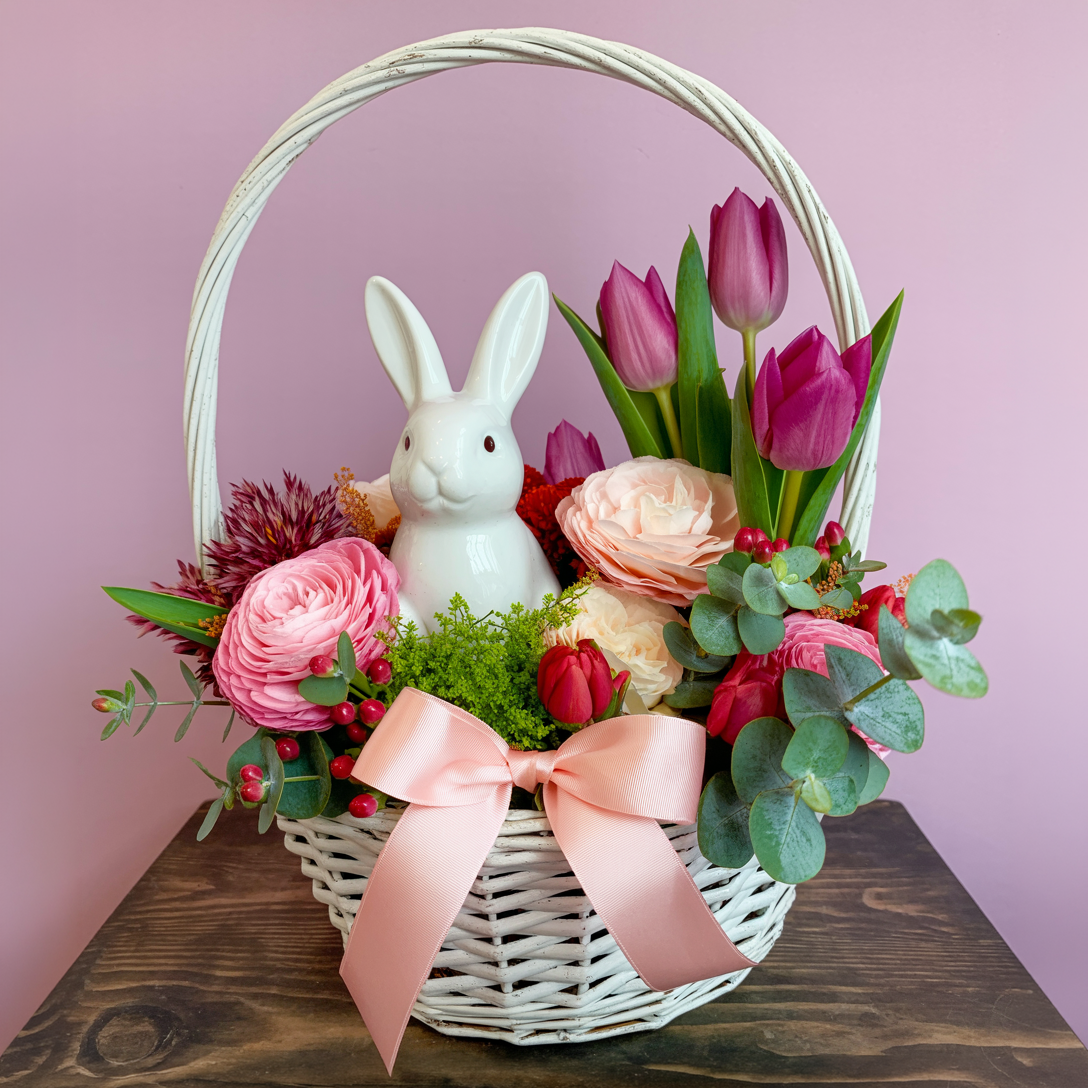 INCANTO PASQUALE – Cesto di Vimini con Fiori Primaverili e Decori Festivi