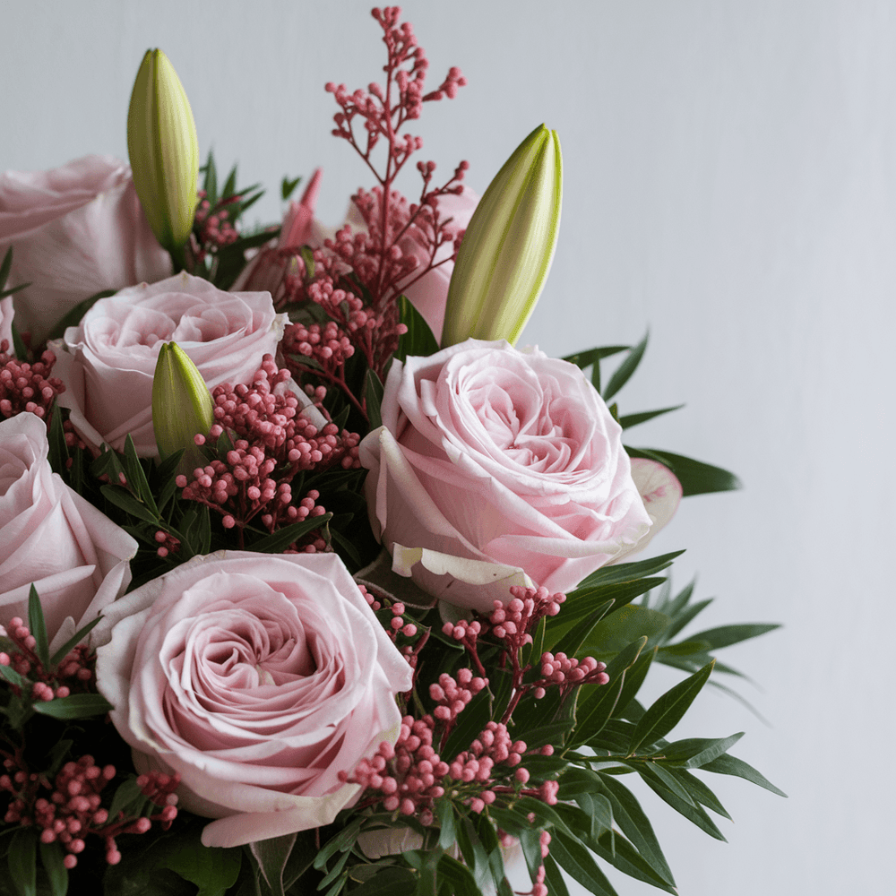 Bouquet Piccolo di Rose Rosa e Lilium | Consegna Fiori a Domicilio per CONDOGLIANZE