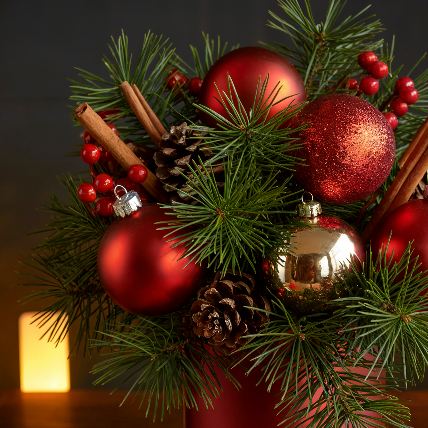 MAGIA NATALIZIA – Flower Box con Rami di Abete e Pigne (Colorazione a Scelta del Fiorista)