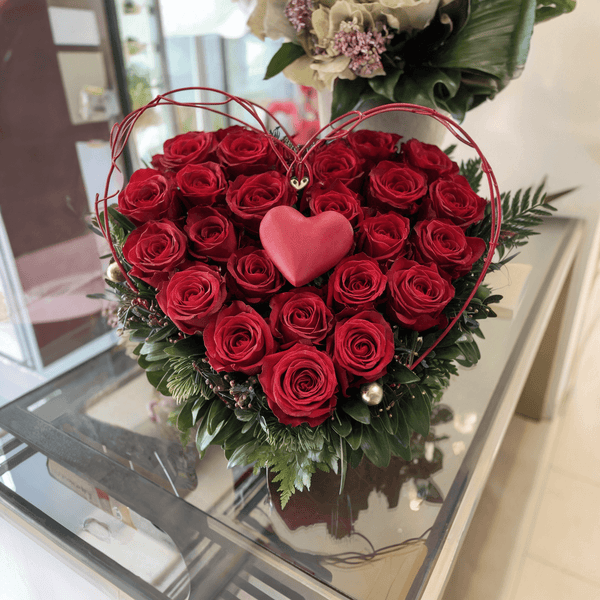 Cuore di Rose piccolo con verde e gypsophila. | Consegna Fiori a Domicilio per ANNIVERSARI, Best Seller, Compleanni, Festa della Donna, Laurea, SAN VALENTINO