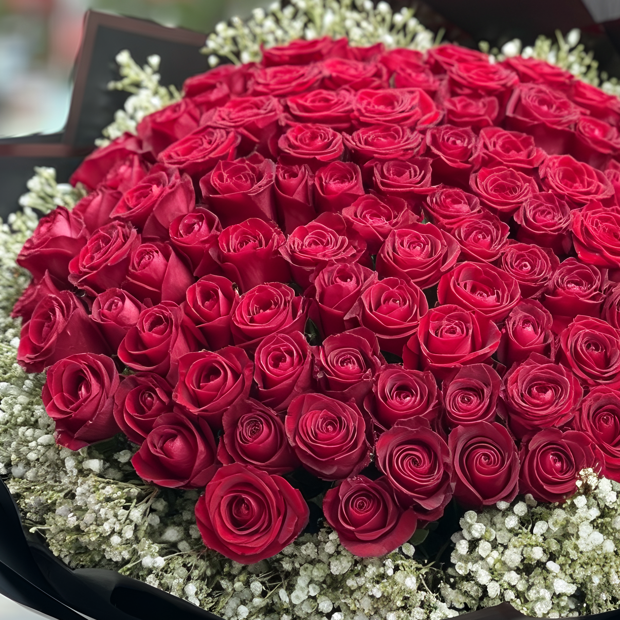 AMORE ETERNO – Bouquet di Rose Rosse, Gypsophila e Verde Decorativo (Disponibile in 3 Misure)