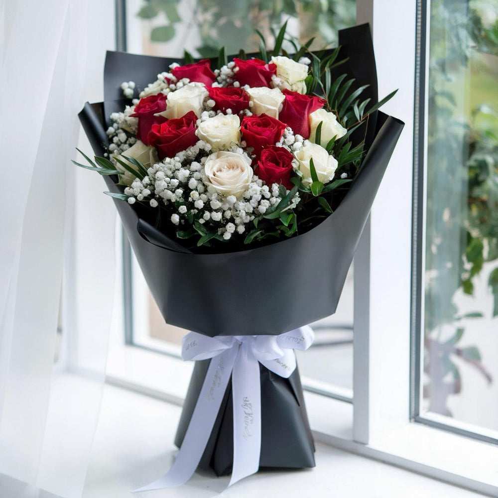 Bouquet piccolo Rose Bianche e Tossa (Colore a scelta del Fiorista) | Consegna Fiori a Domicilio per CONDOGLIANZE