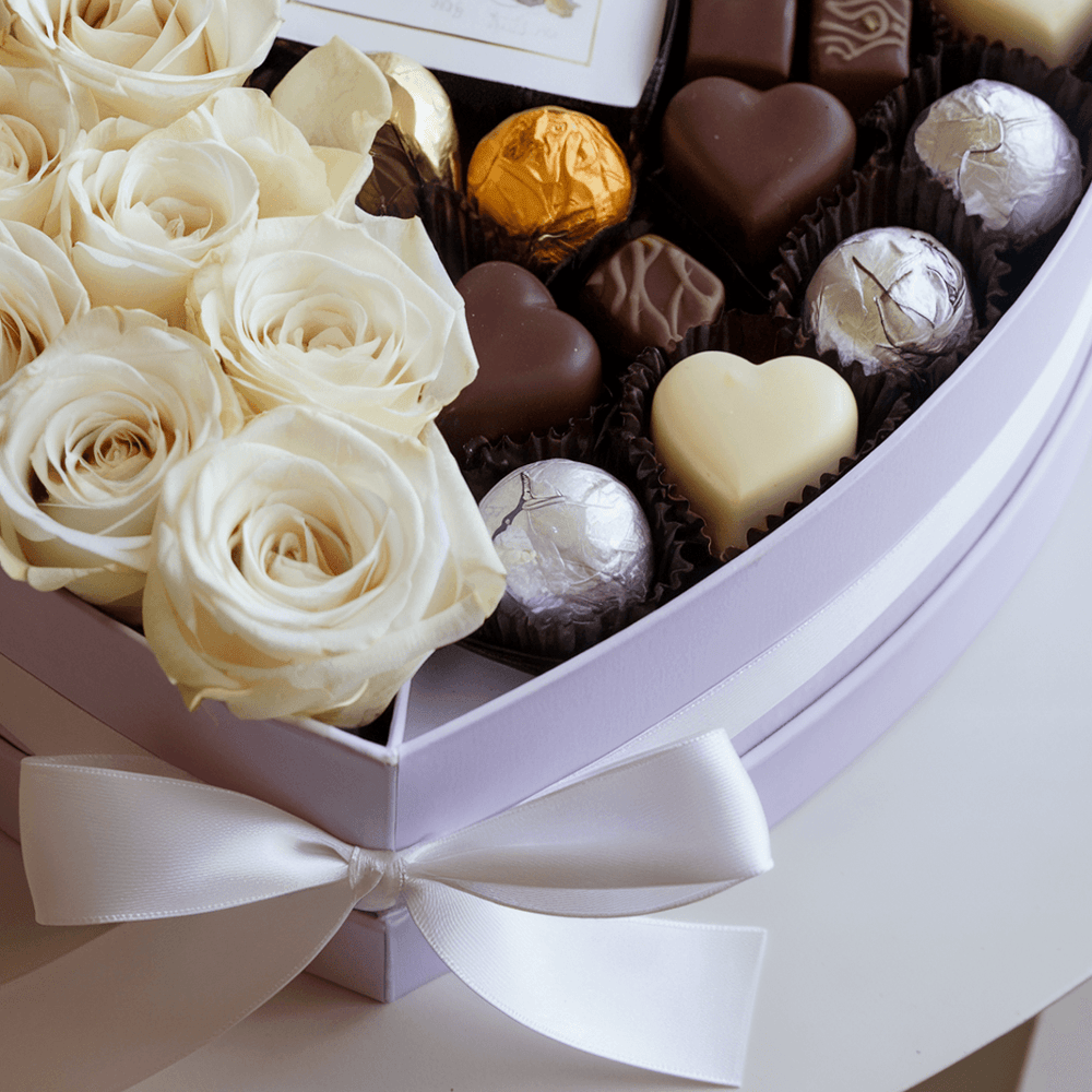 Cuore di Rose Bianche con Cioccolatini | Consegna Fiori a Domicilio per ANNIVERSARI, Compleanno, Festa della mamma, MATRIMONIO, Nascita, Pasqua, RINGRAZIAMENTI, SAN VALENTINO