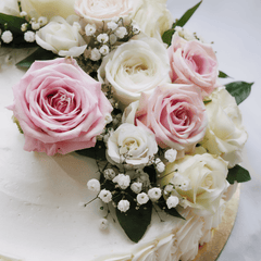CREAM FLOWER CAKE – Fresh dessert decorated with cream and fresh flowers (1kg)