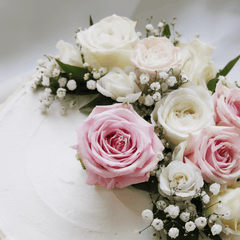 CREAM FLOWER CAKE – Fresh dessert decorated with cream and fresh flowers (1kg)