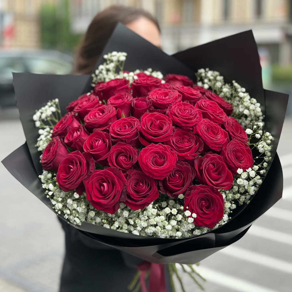 AMORE ETERNO – Bouquet di Rose Rosse, Gypsophila e Verde Decorativo (Disponibile in 3 Misure)