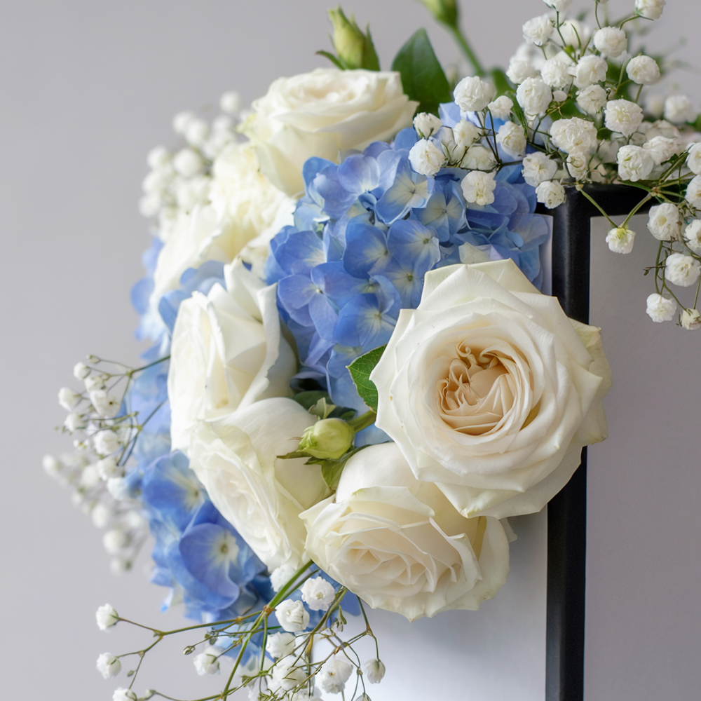 Box piccola Rose Bianche e Fiori con Peluche | Consegna Fiori a Domicilio per Compleanno, Nascita