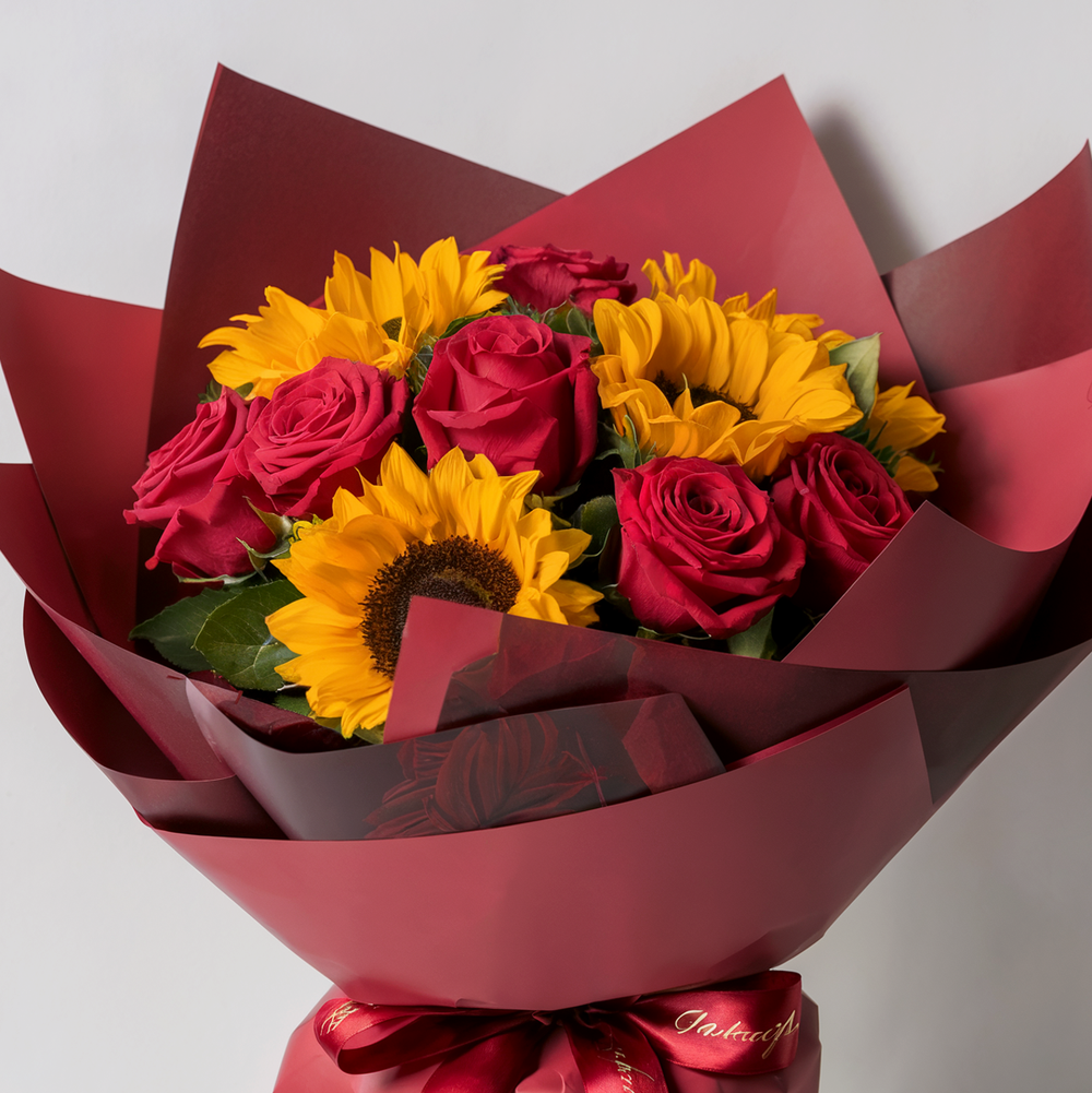 Bouquet piccolo con Rose Rosse e Girasoli | Consegna Fiori a Domicilio per ANNIVERSARI, Compleanno, Festa del Papà, Festa della Donna, Festa della Mamma, Laurea, MATRIMONIO, Nascita, RINGRAZIAMENTI, SAN VALENTINO