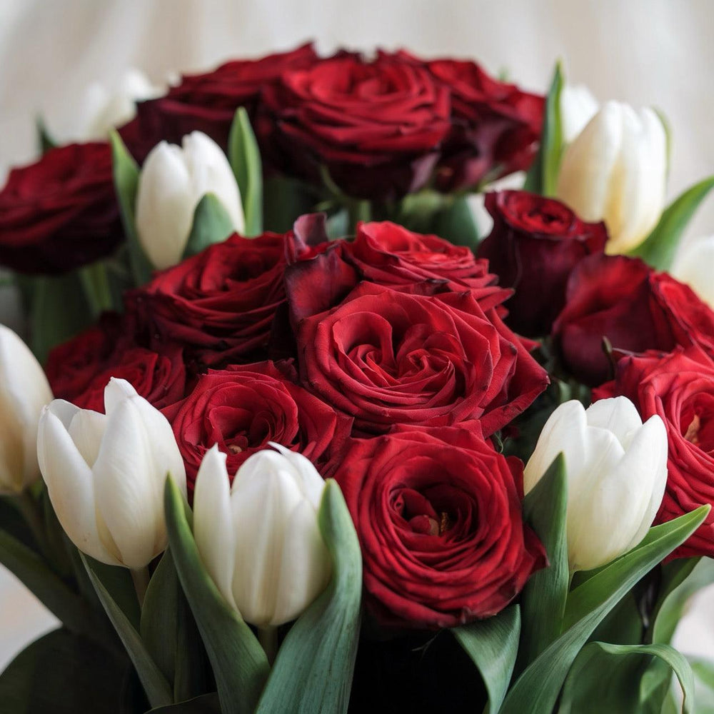Bouquet Piccolo di Tulipani e Rose | Consegna Fiori a Domicilio per Compleanno, Festa del Papà, Festa della Donna, Festa della Mamma, Laurea, Pasqua, SAN VALENTINO