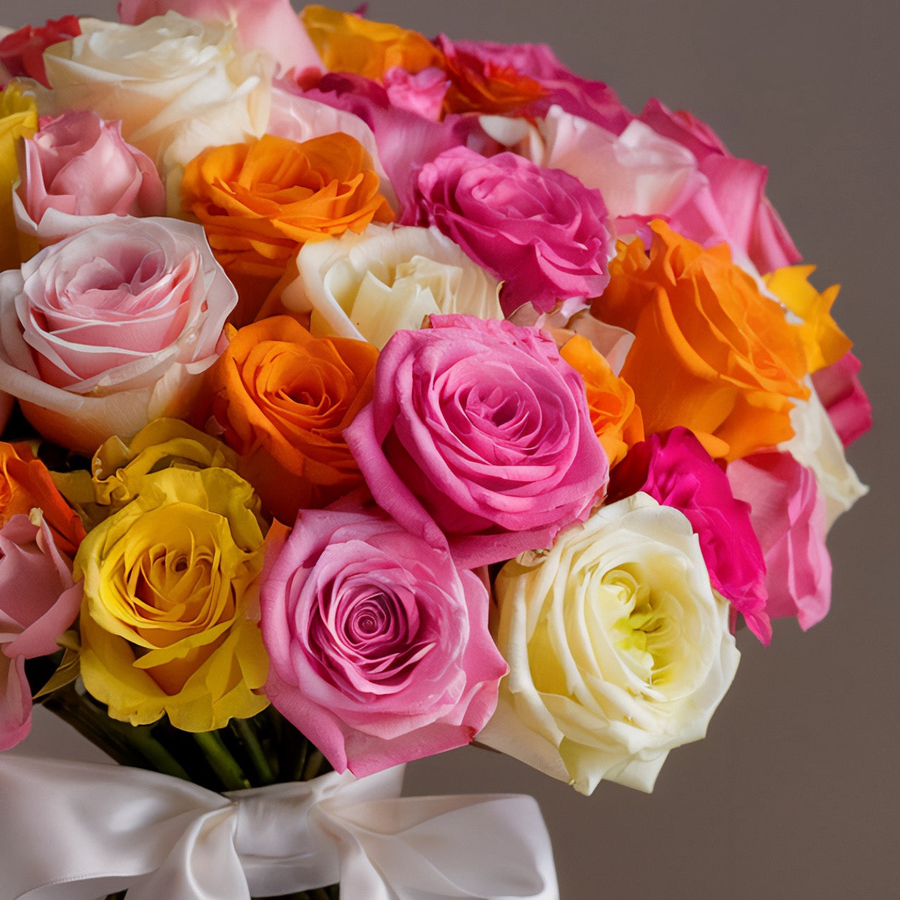 ARMONIA VIVACE – Bouquet di Rose Colorate (Selezione del Fiorista)