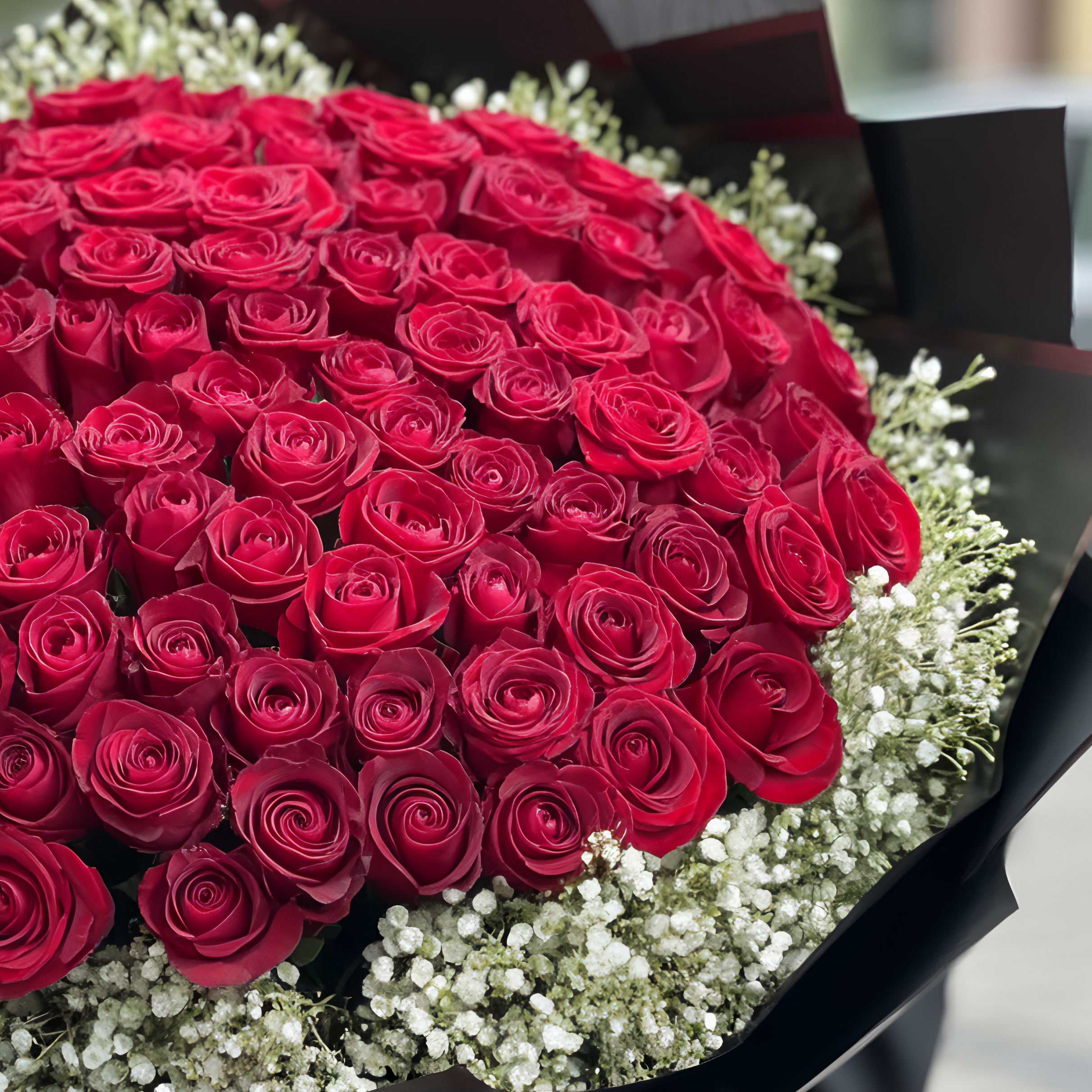 AMORE ETERNO – Bouquet di Rose Rosse, Gypsophila e Verde Decorativo (Disponibile in 3 Misure)