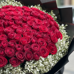 AMORE ETERNO – Bouquet di Rose Rosse, Gypsophila e Verde Decorativo (Disponibile in 3 Misure)