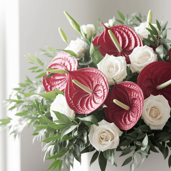 Composizione piccola Anthurium Rossi e Rose Bianche | Consegna Fiori a Domicilio per CONDOGLIANZE