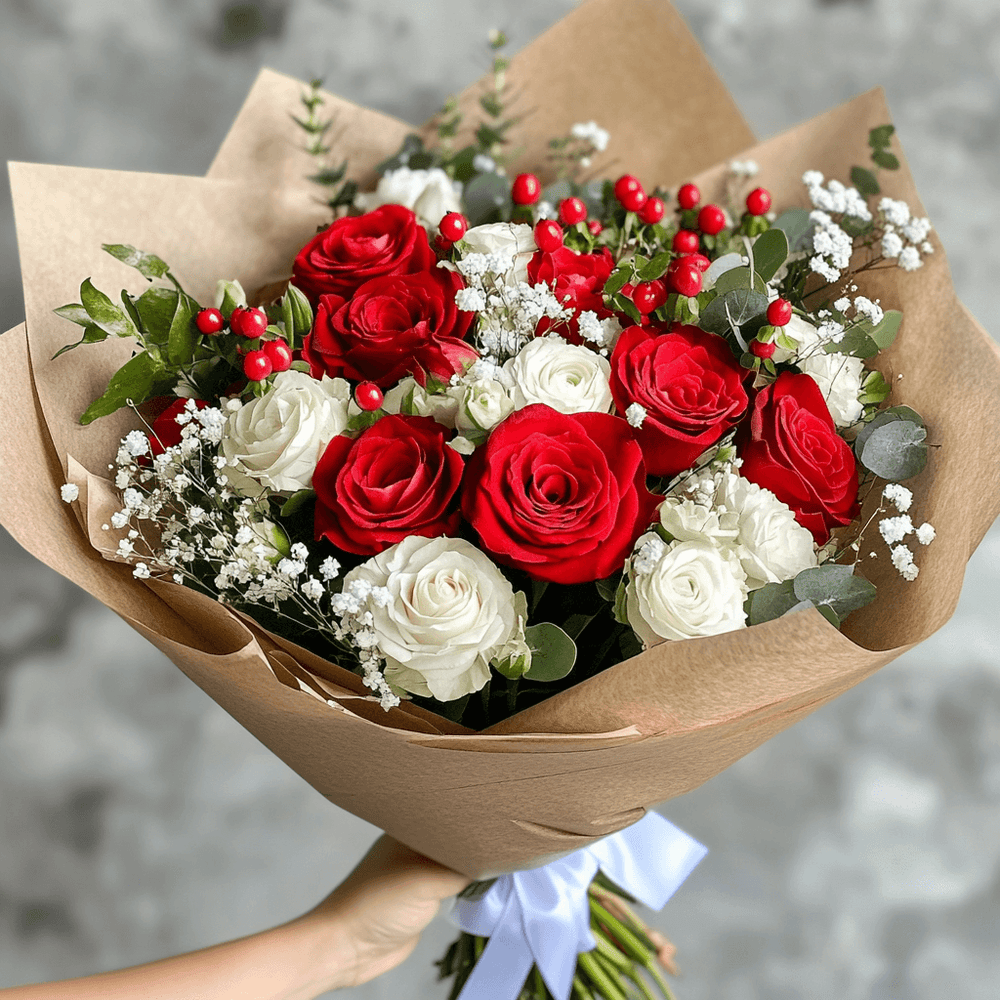 Bouquet piccolo di Rose Rosse, Lisiantus e Gypsophila | Consegna Fiori a Domicilio per Compleanno, Festa del Papà, Festa della Donna, Festa della Mamma, Laurea, Natale, RINGRAZIAMENTI, SAN VALENTINO